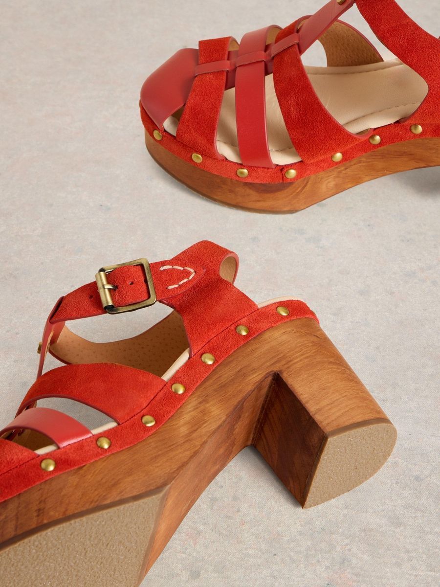 Plateau-Clogs mit T-Riemen und Nieten