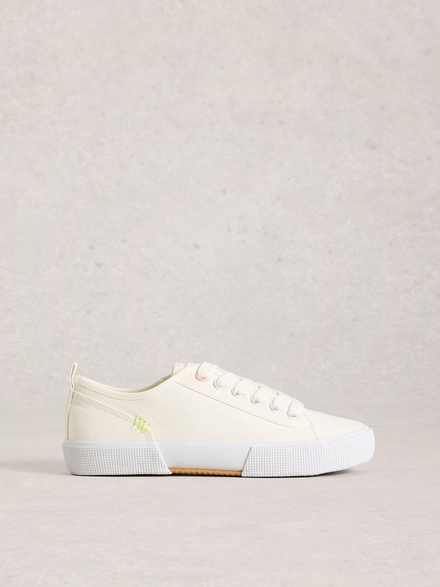 Low-Top Sneaker mit dezenter Stickerei