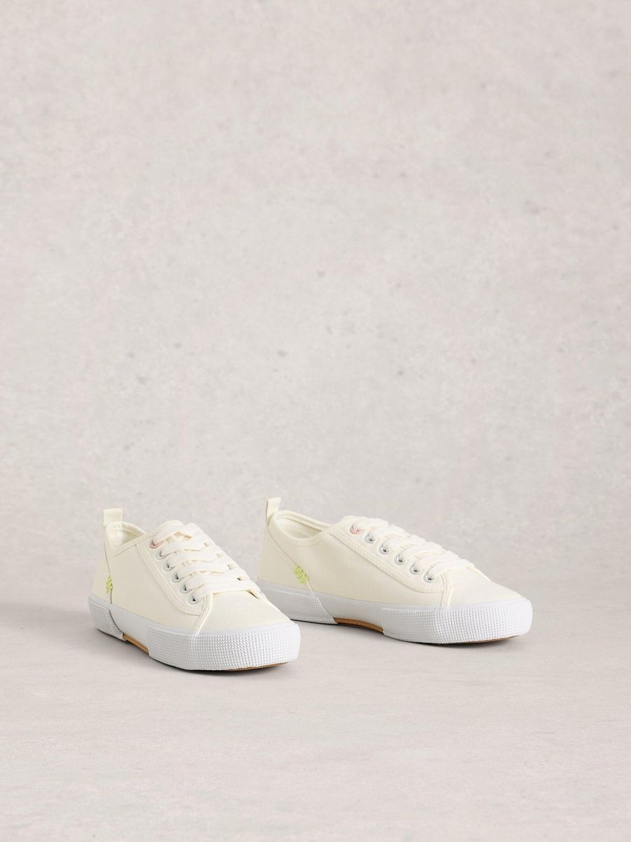 Low-Top Sneaker mit dezenter Stickerei