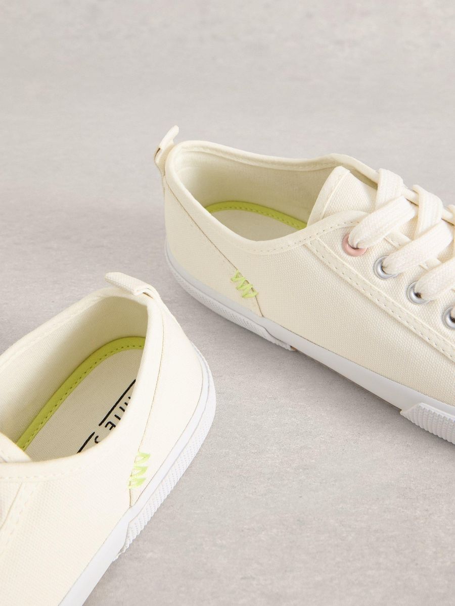 Low-Top Sneaker mit dezenter Stickerei