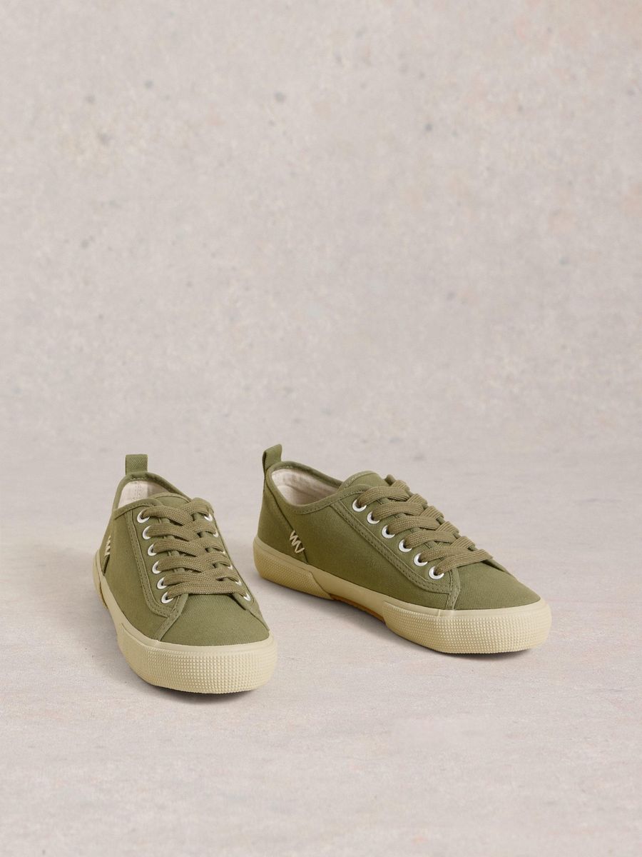 Low-Top Sneaker mit dezenter Stickerei