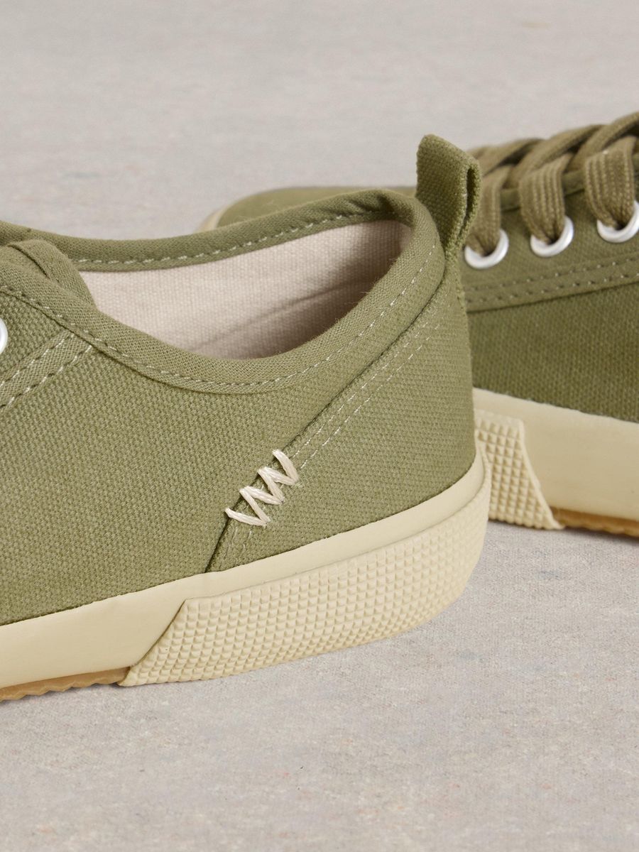 Low-Top Sneaker mit dezenter Stickerei