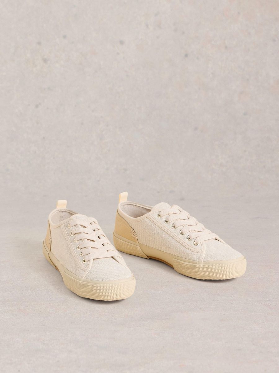 Klassische Stoff-Sneaker mit Schnürung