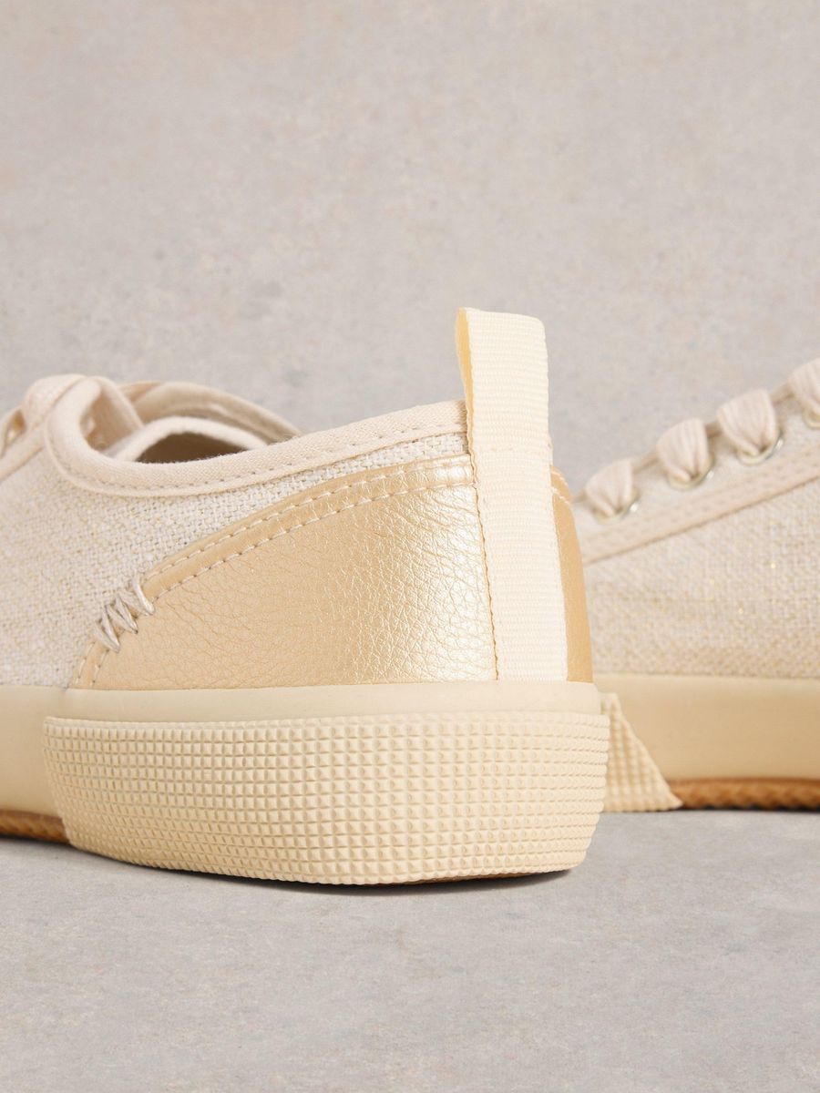 Klassische Stoff-Sneaker mit Schnürung