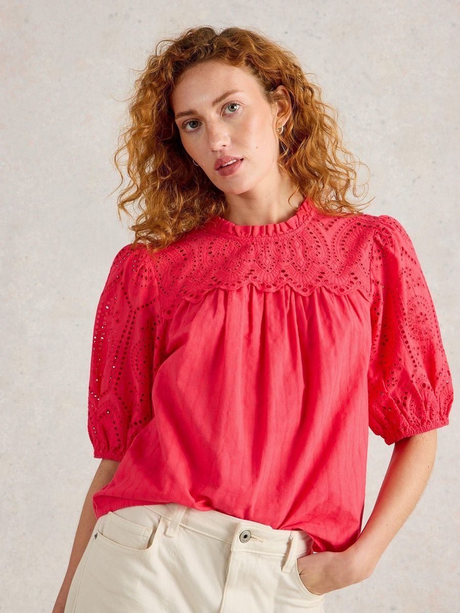 Baumwollbluse mit Lochstickerei und Rüschen