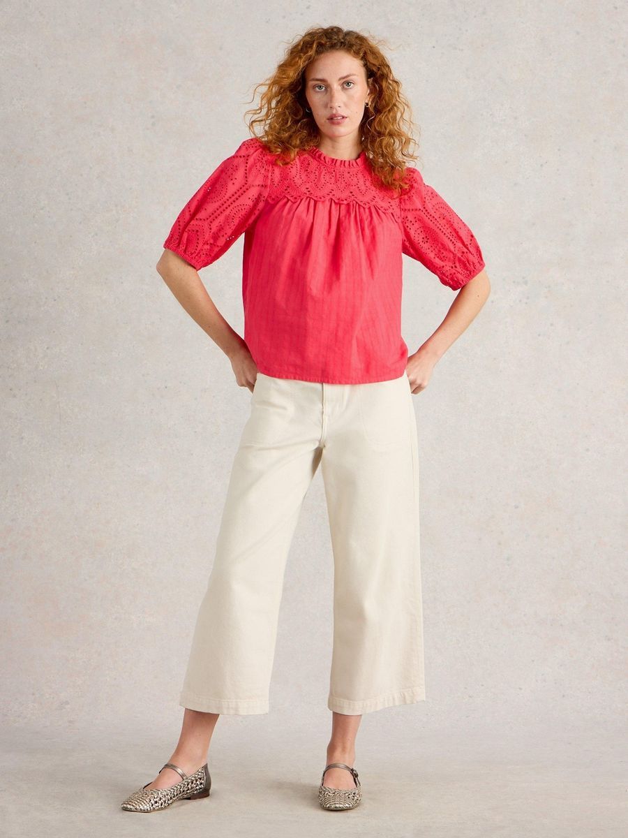 Baumwollbluse mit Lochstickerei und Rüschen