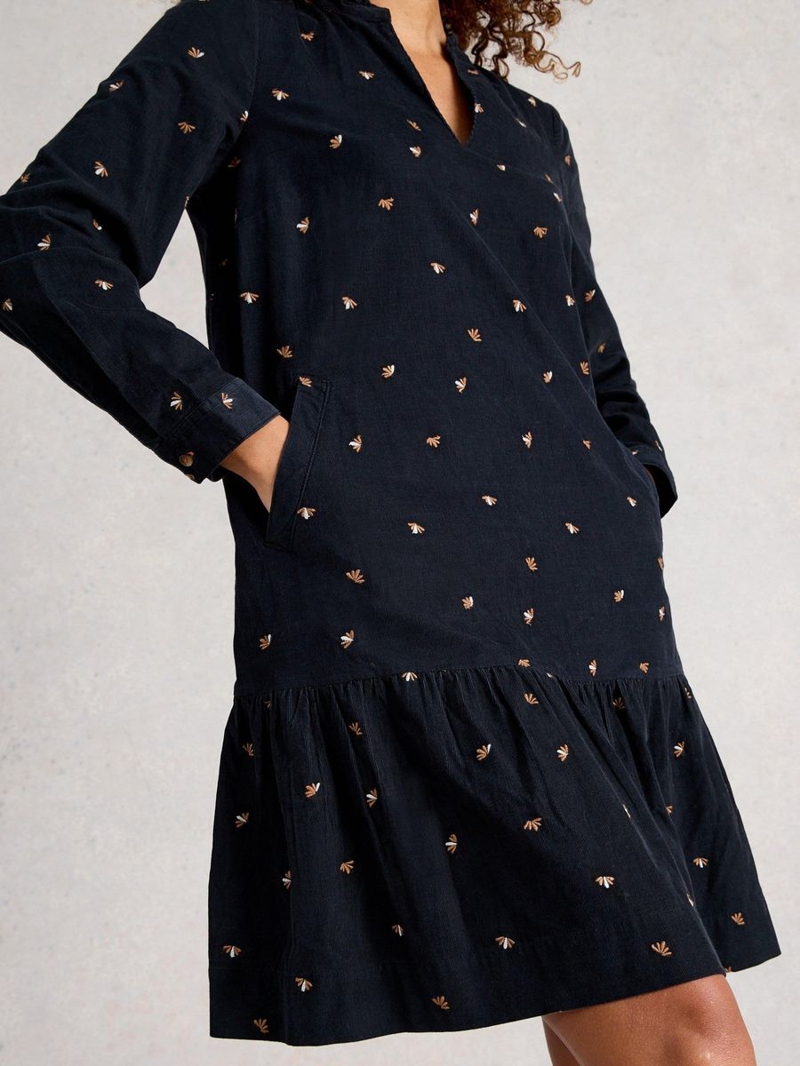 Besticktes Cordkleid mit Stufenrock