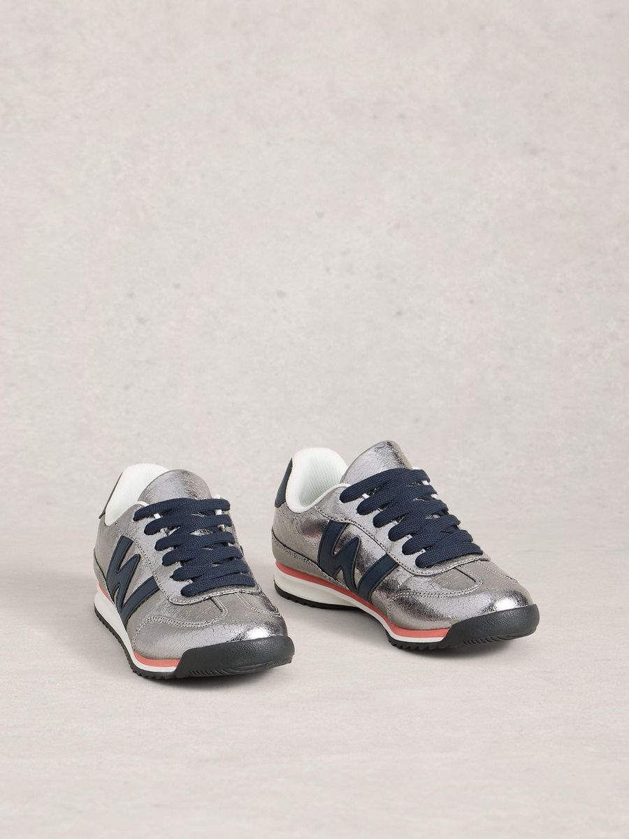 Retro-Sneaker in Metallic-Silber