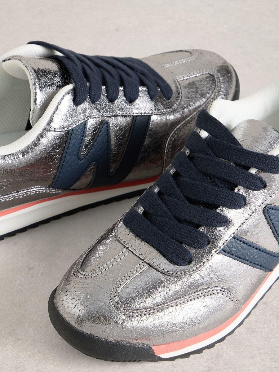 Retro-Sneaker in Metallic-Silber