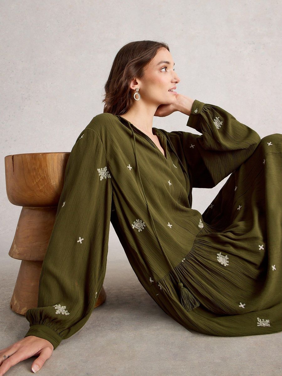 Besticktes Viskosekleid mit Quasten