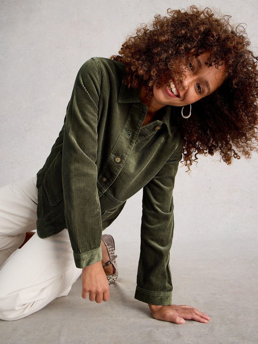 Taillierte Kordjacke mit aufgesetzten Taschen