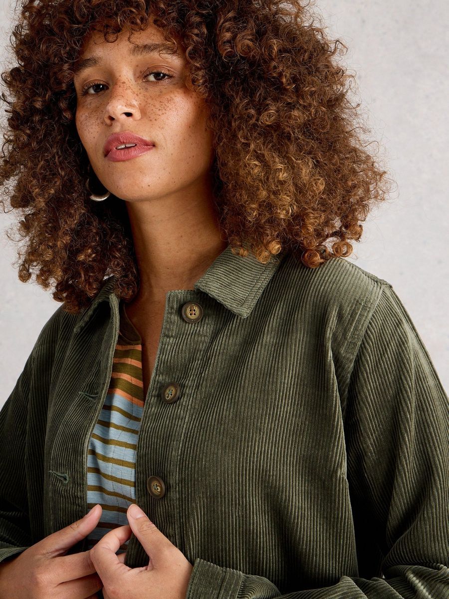 Taillierte Kordjacke mit aufgesetzten Taschen