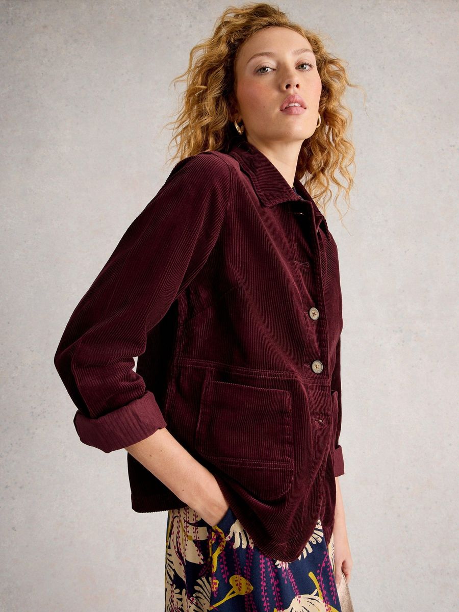 Taillierte Kordjacke mit aufgesetzten Taschen
