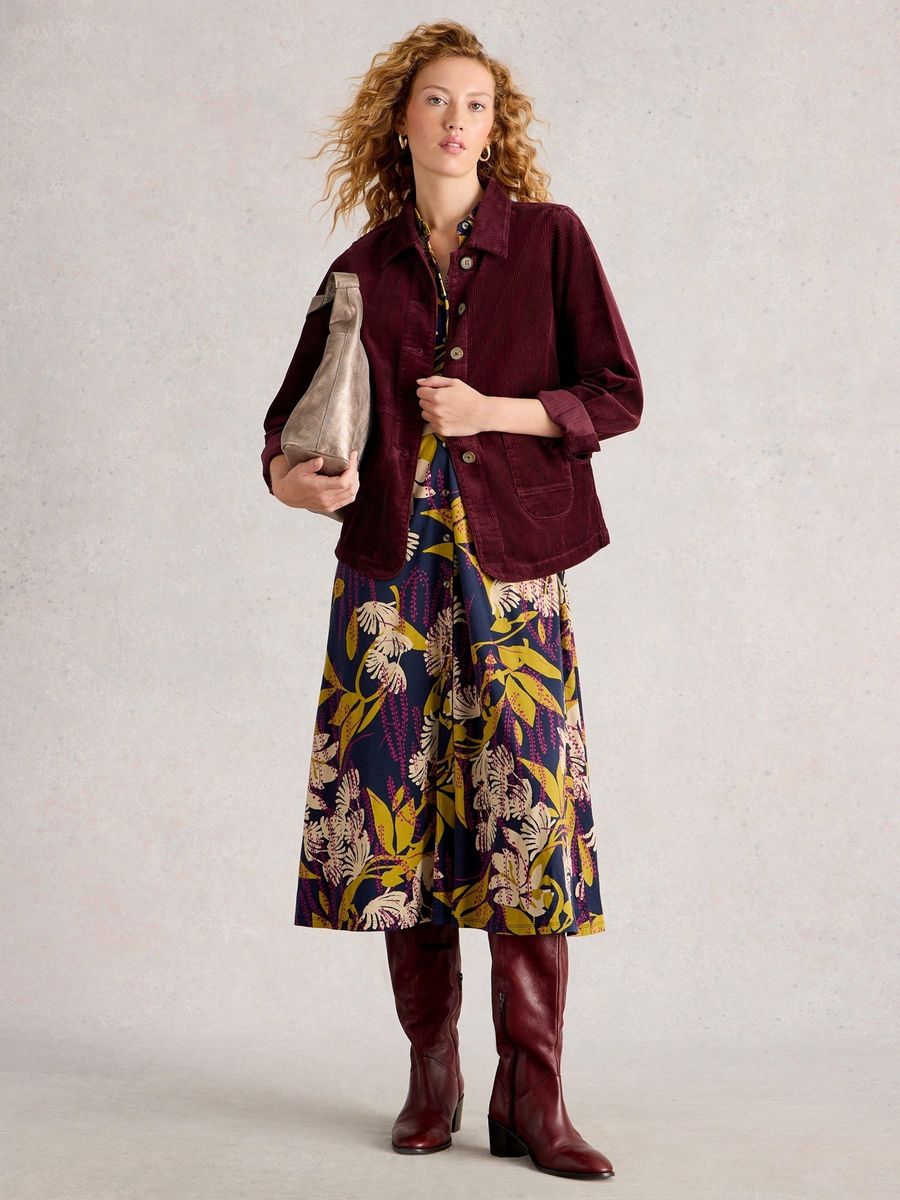 Taillierte Kordjacke mit aufgesetzten Taschen