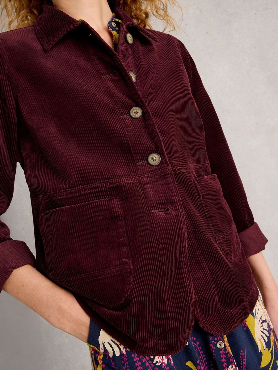Taillierte Kordjacke mit aufgesetzten Taschen