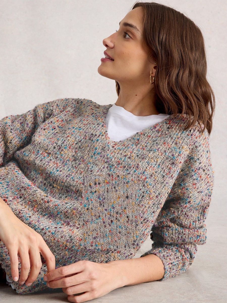 Mehrfarbig gesprenkelter Strickpullover mit V-Ausschnitt