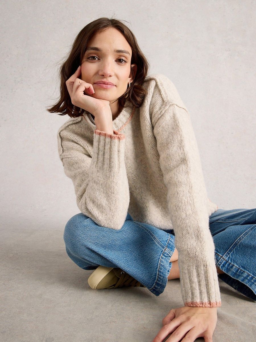 Kuscheliger Strickpullover mit Kontrastkante