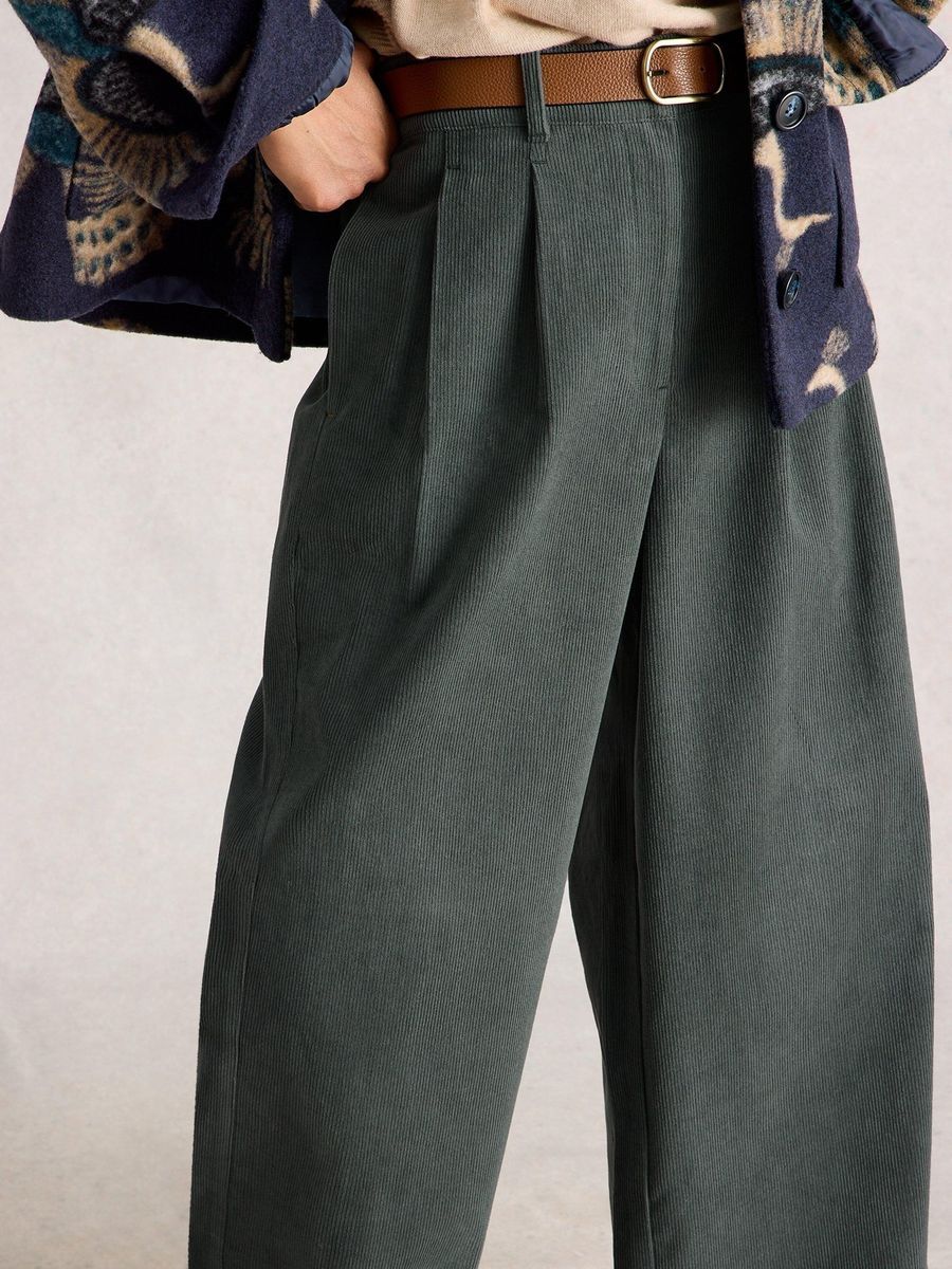 Weite Cordhose mit Bundfalten