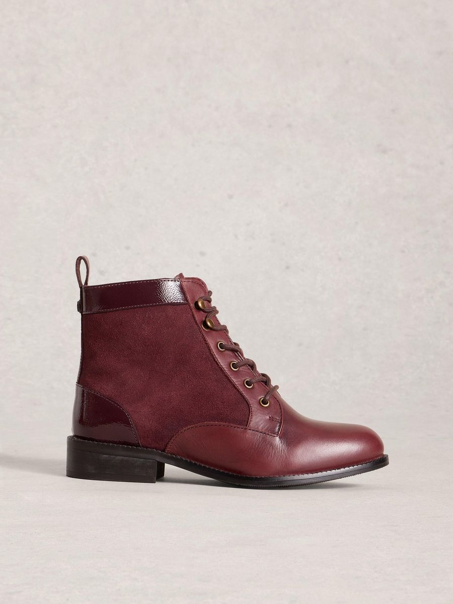 Schnürstiefeletten im Materialmix