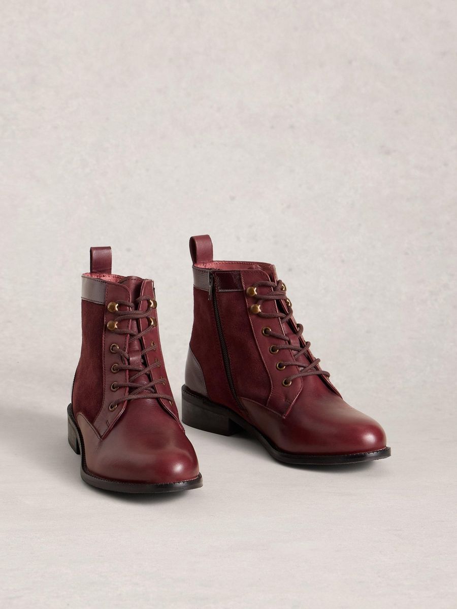 Schnürstiefeletten im Materialmix