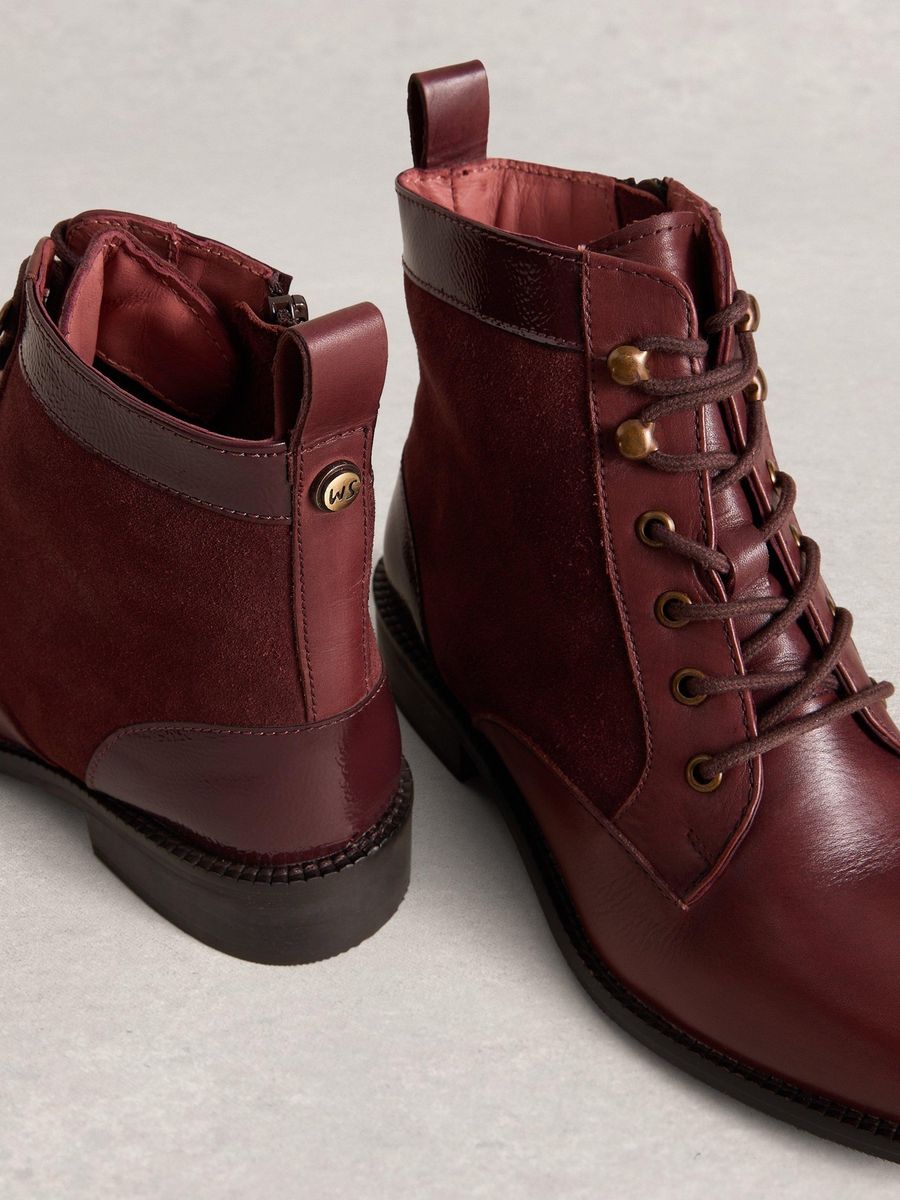 Schnürstiefeletten im Materialmix