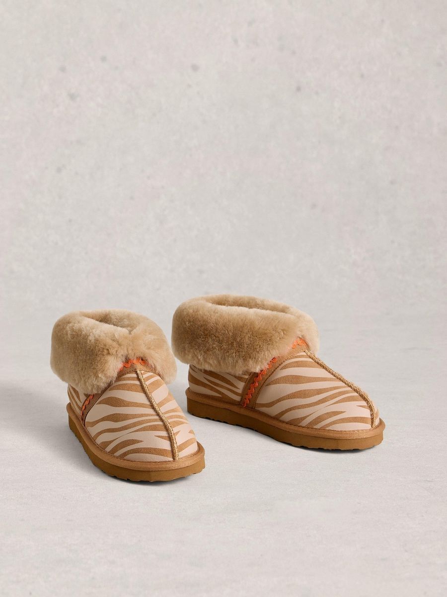 Suede-Stiefeletten mit Zebra-Print und Schafsfell