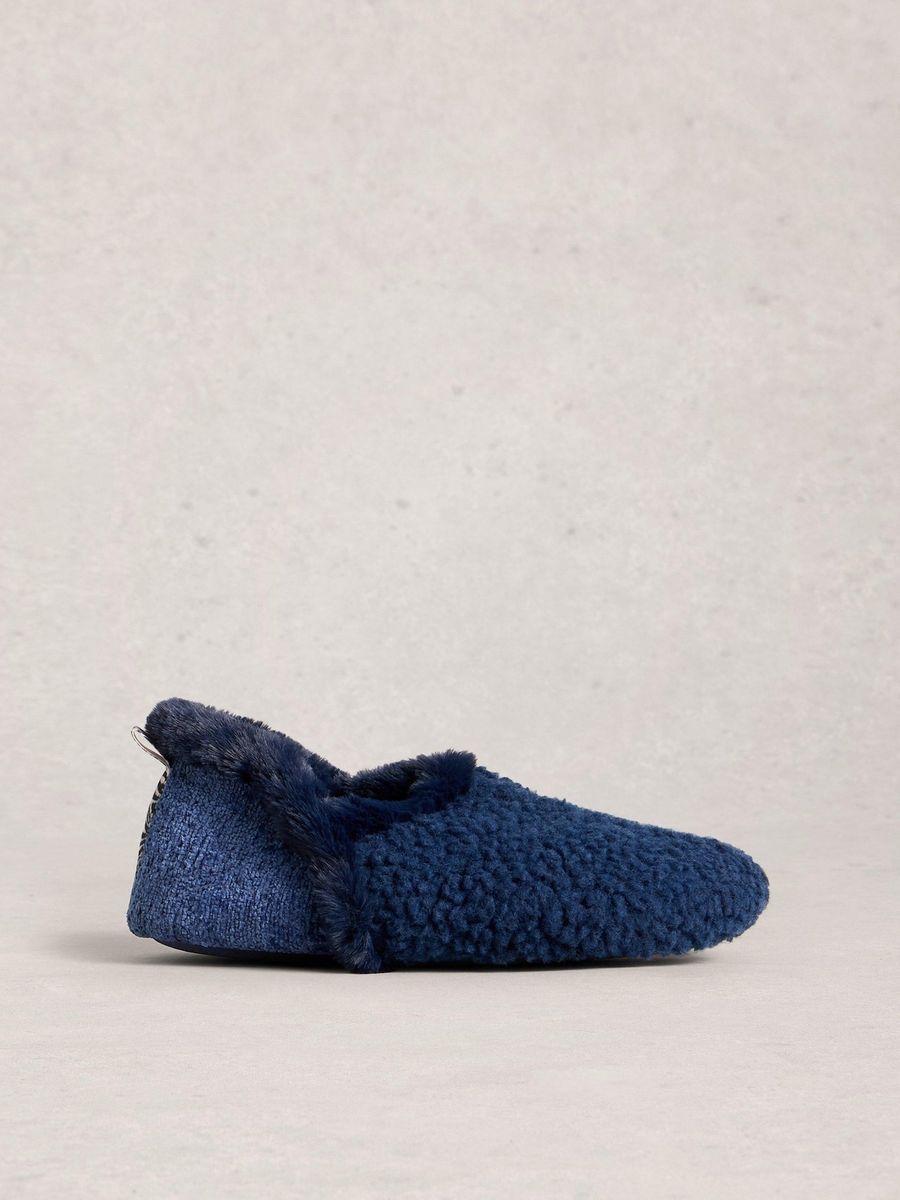 Plüschige Sherpa- und Strickhausschuhe
