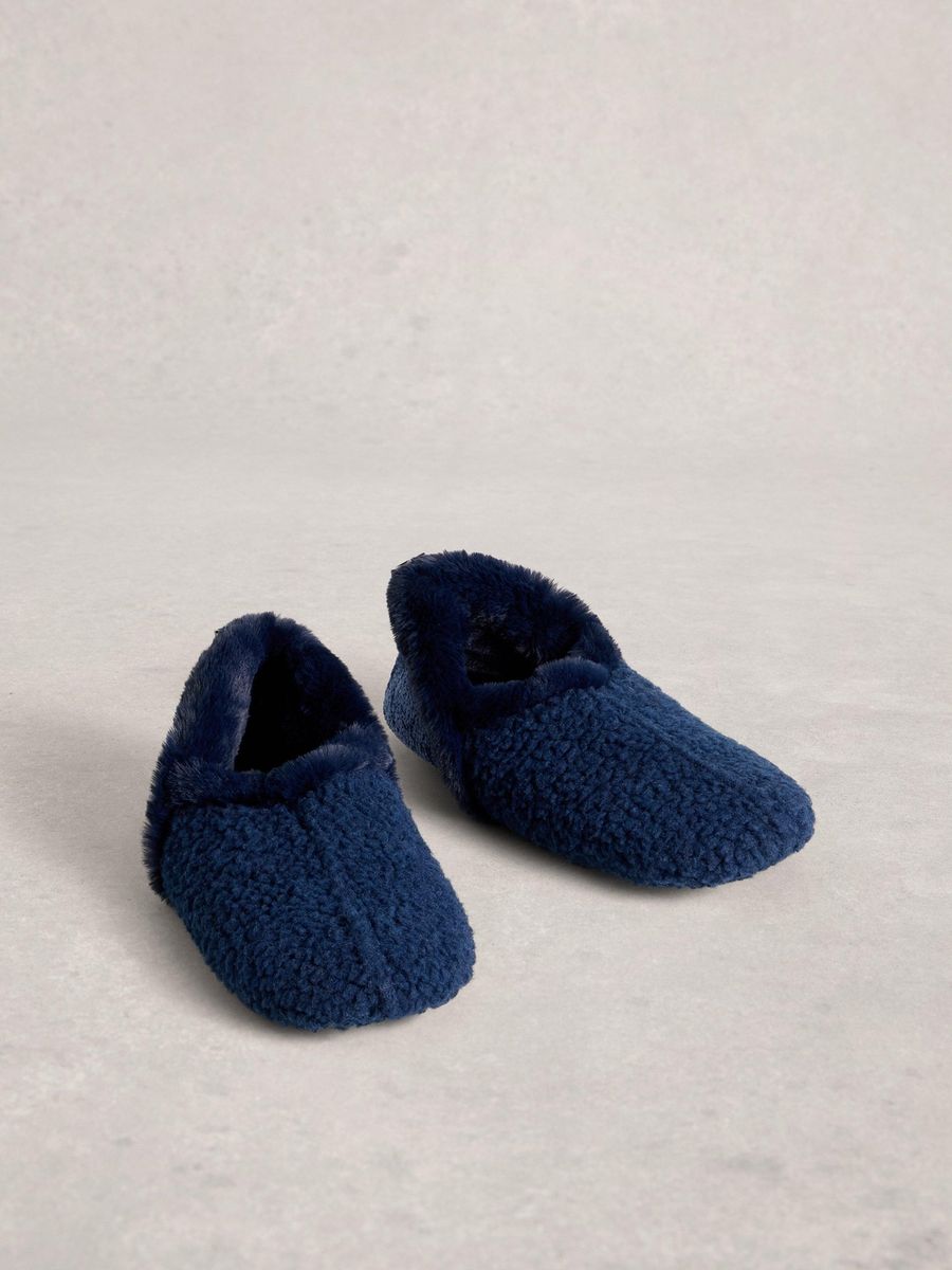 Plüschige Sherpa- und Strickhausschuhe