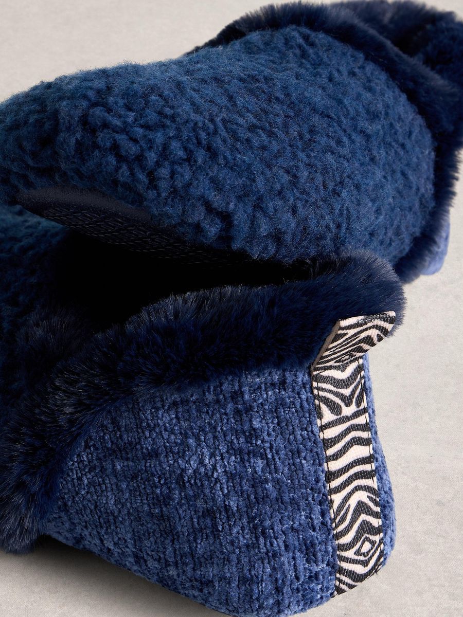 Plüschige Sherpa- und Strickhausschuhe