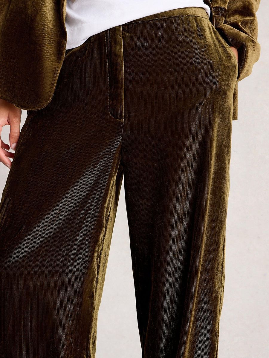 Samthose Belle mit weitem Bein