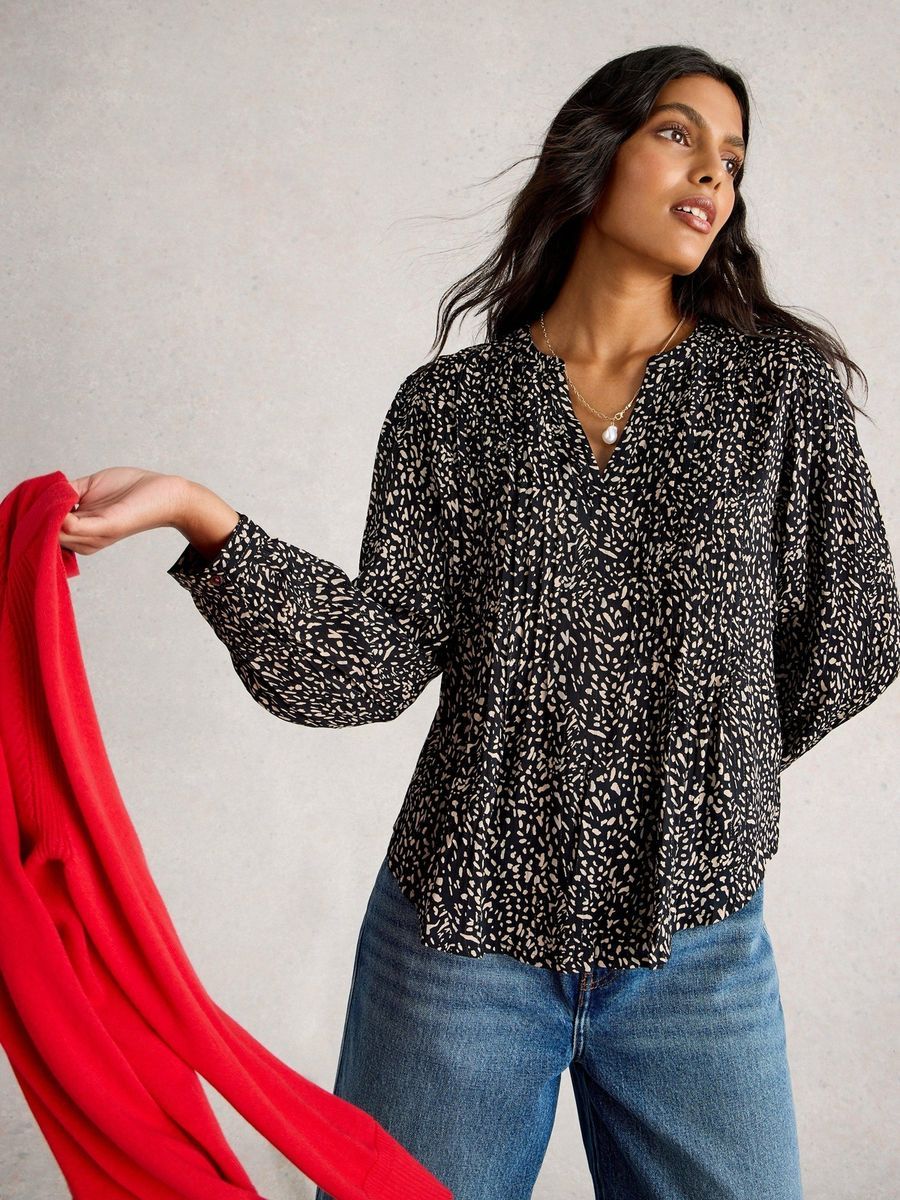 Gemusterte Schößchen-Bluse mit V-Ausschnitt