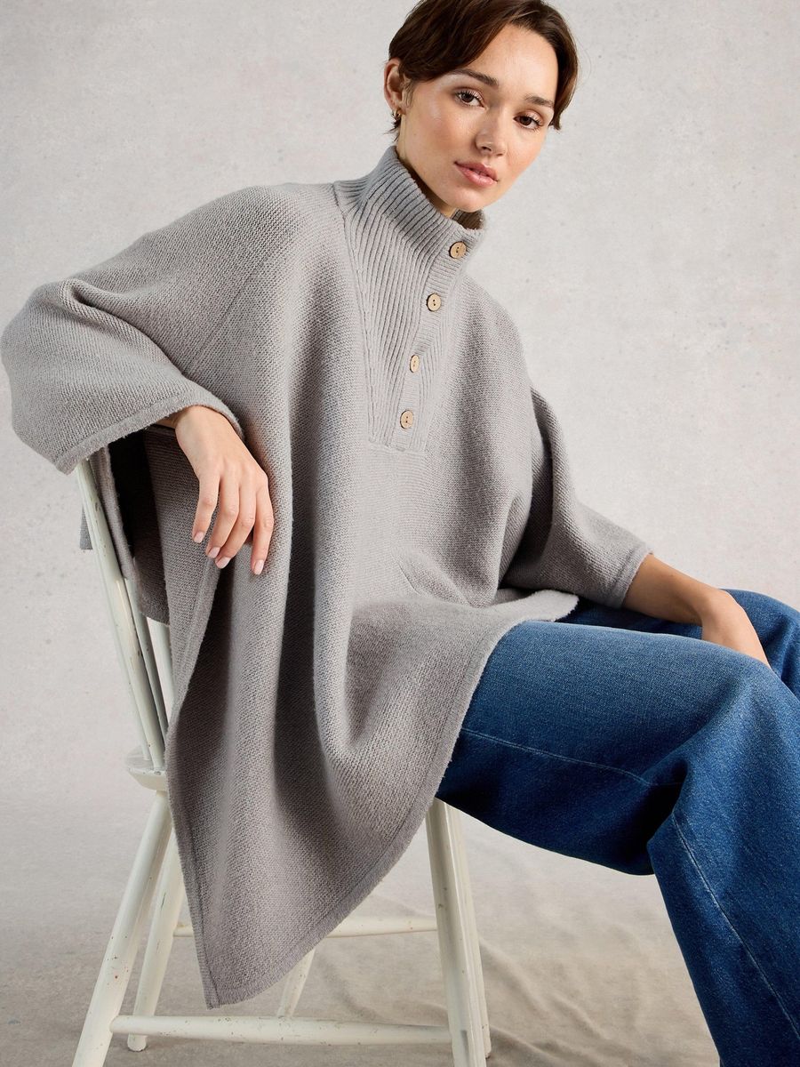 Strickponcho mit Trichterkragen