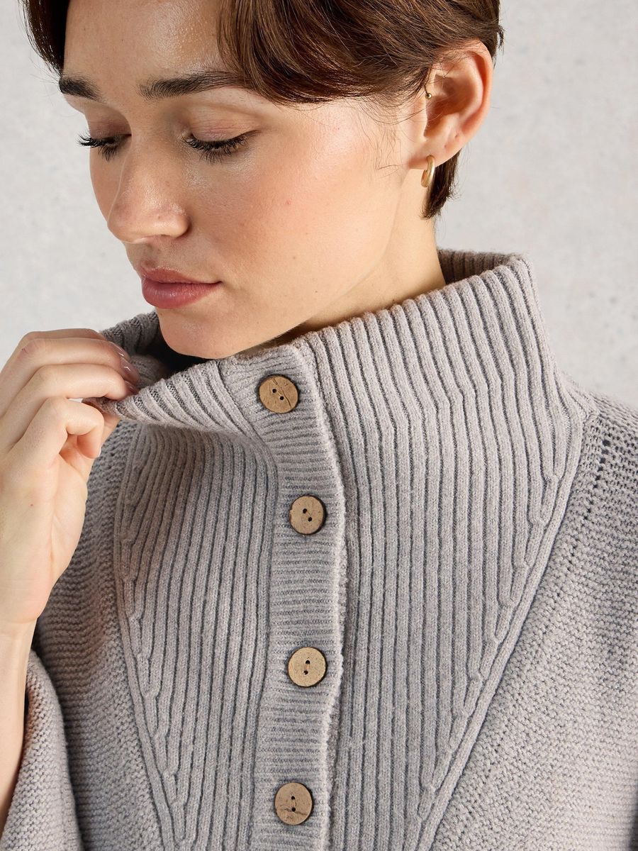 Strickponcho mit Trichterkragen