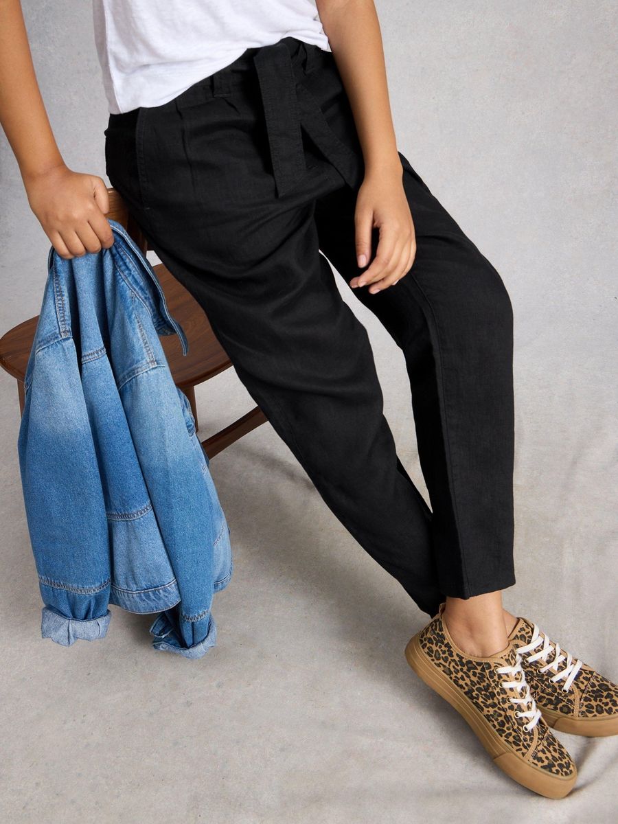 Lockere Leinenhose mit Bindegürtel
