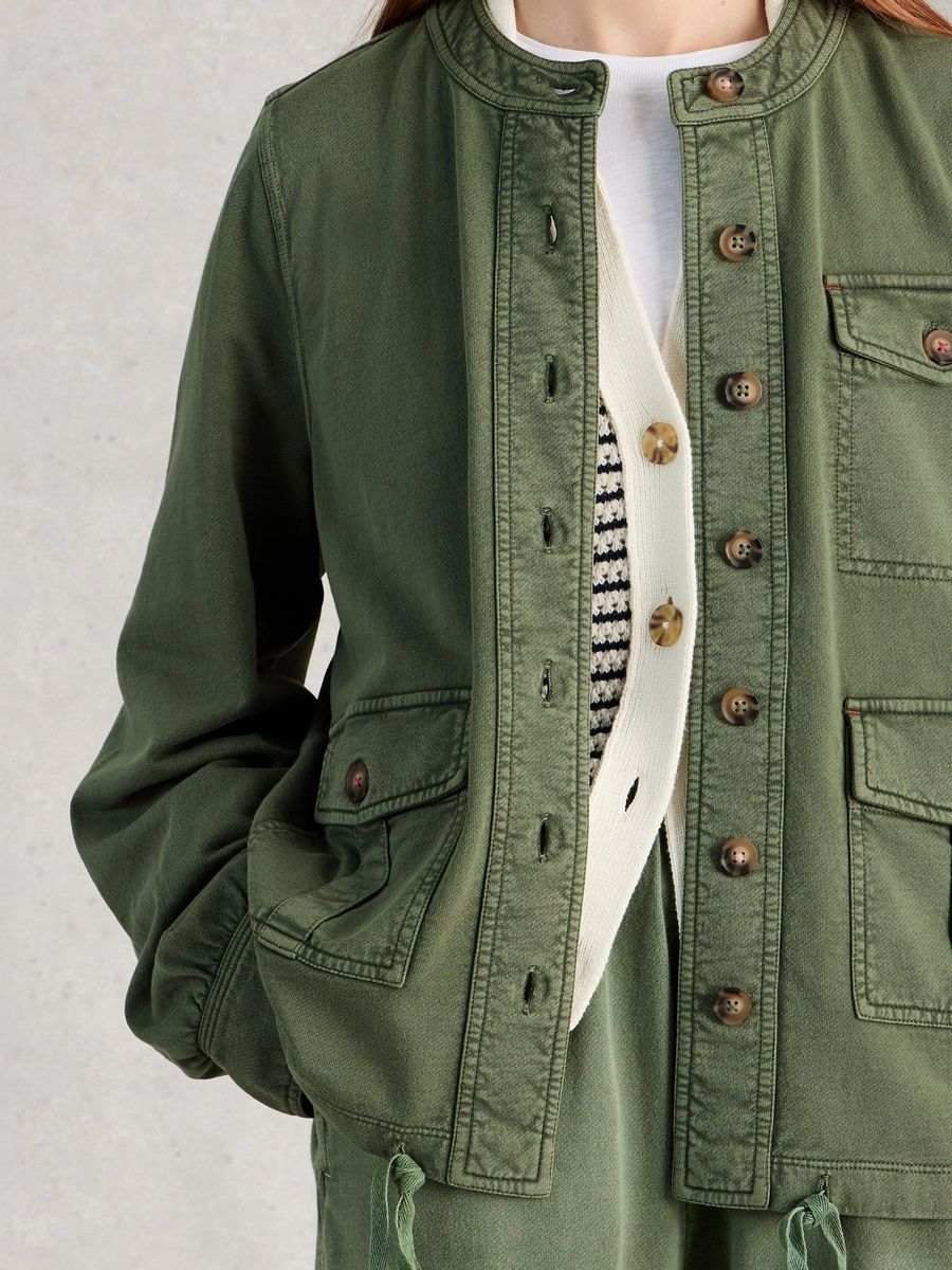 Kragenlose Jersey-Jeansjacke im Utility-Stil