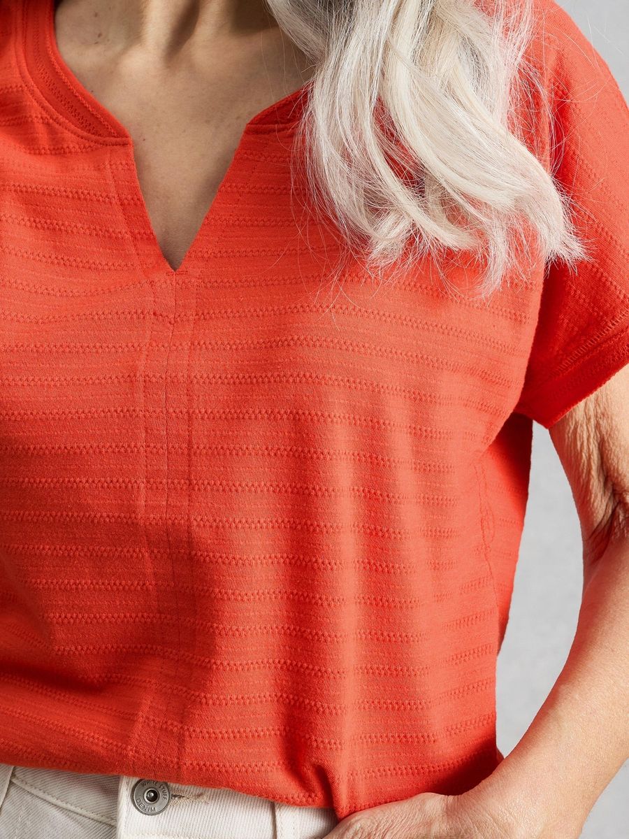 Strukturiertes T-Shirt mit Keilausschnitt