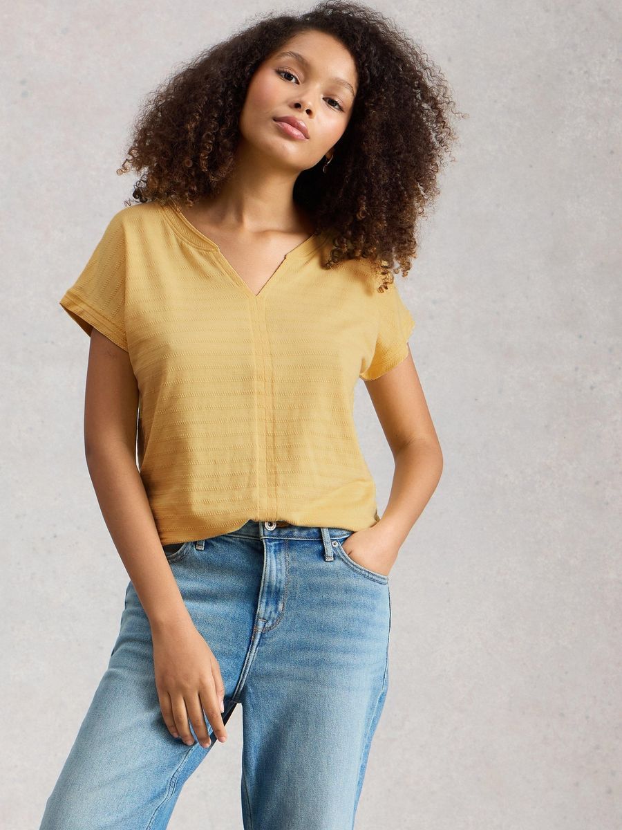 Strukturiertes T-Shirt mit Keilausschnitt