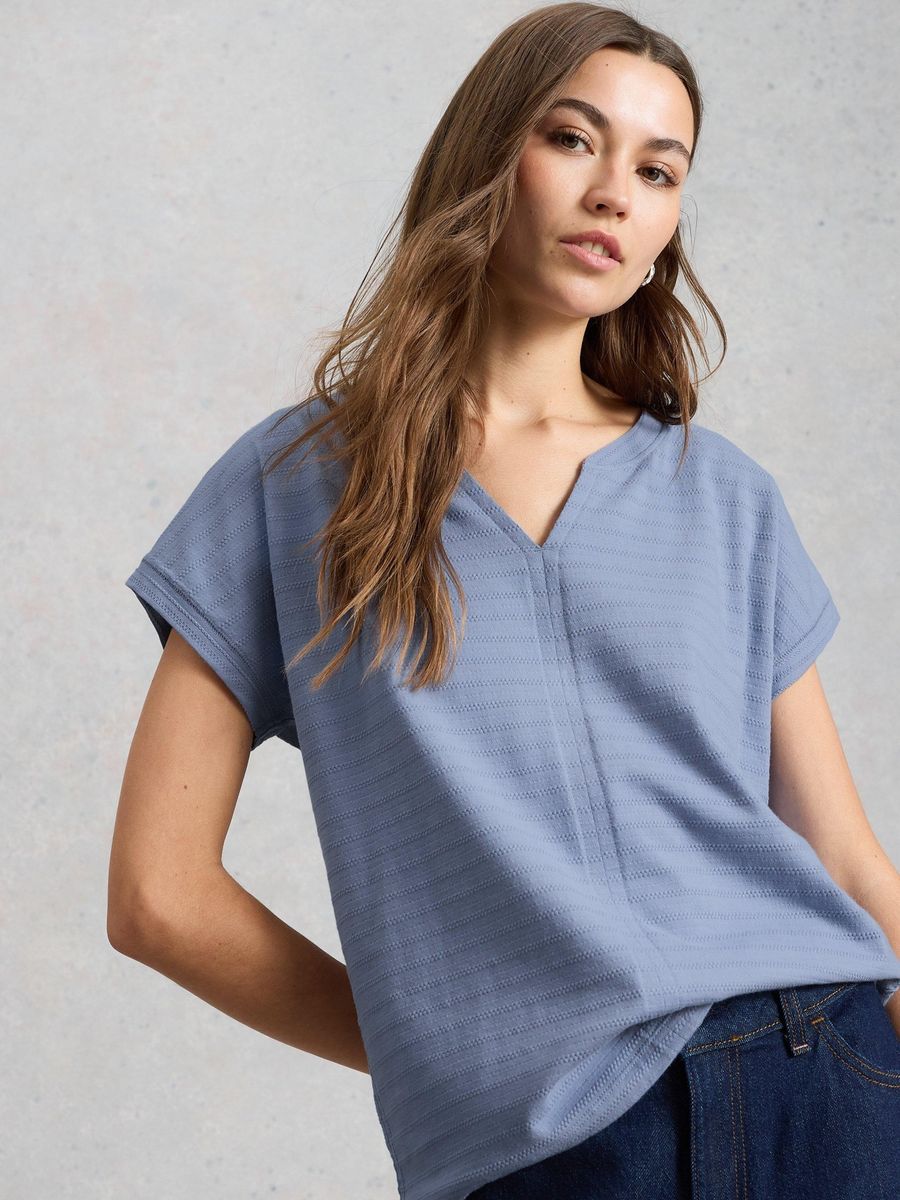 Strukturiertes T-Shirt mit Keilausschnitt