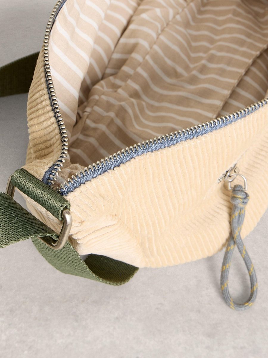 Halbmondförmige Cordtasche mit Struktur