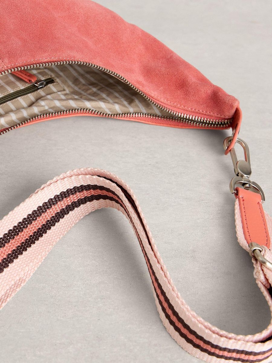 Halbmondförmige Crossbody-Tasche aus Wildleder