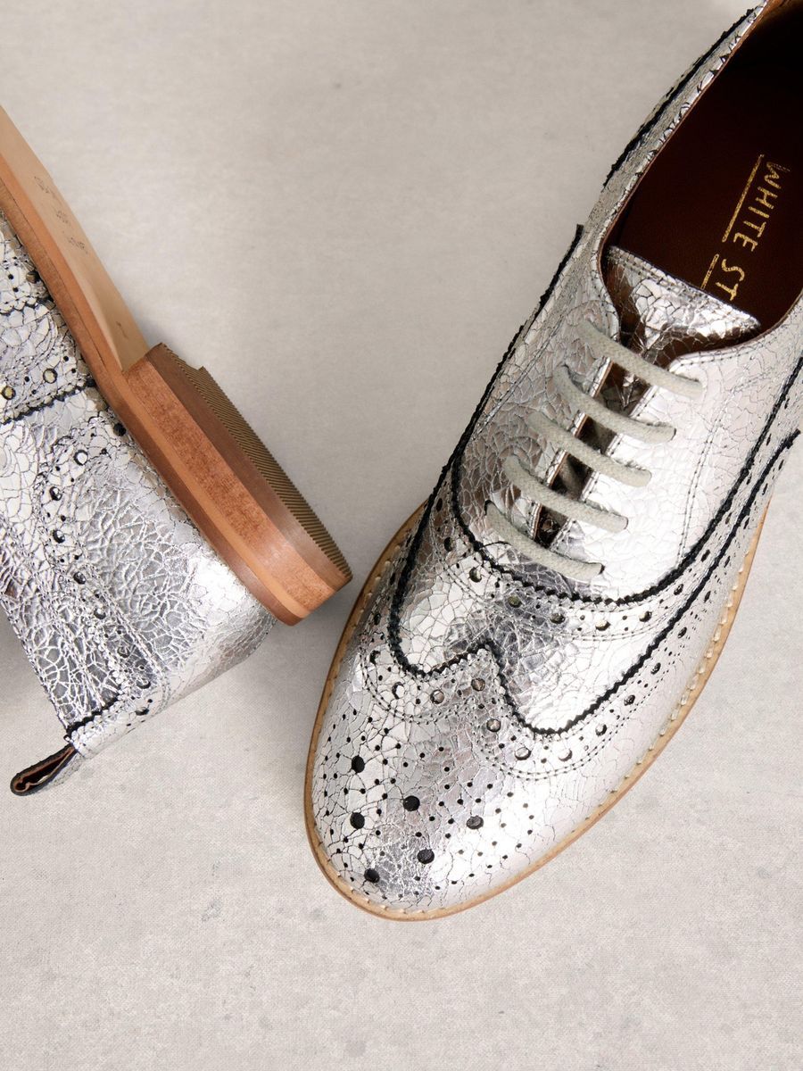 Metallic-Schnürschuhe mit klassischem Lochmuster
