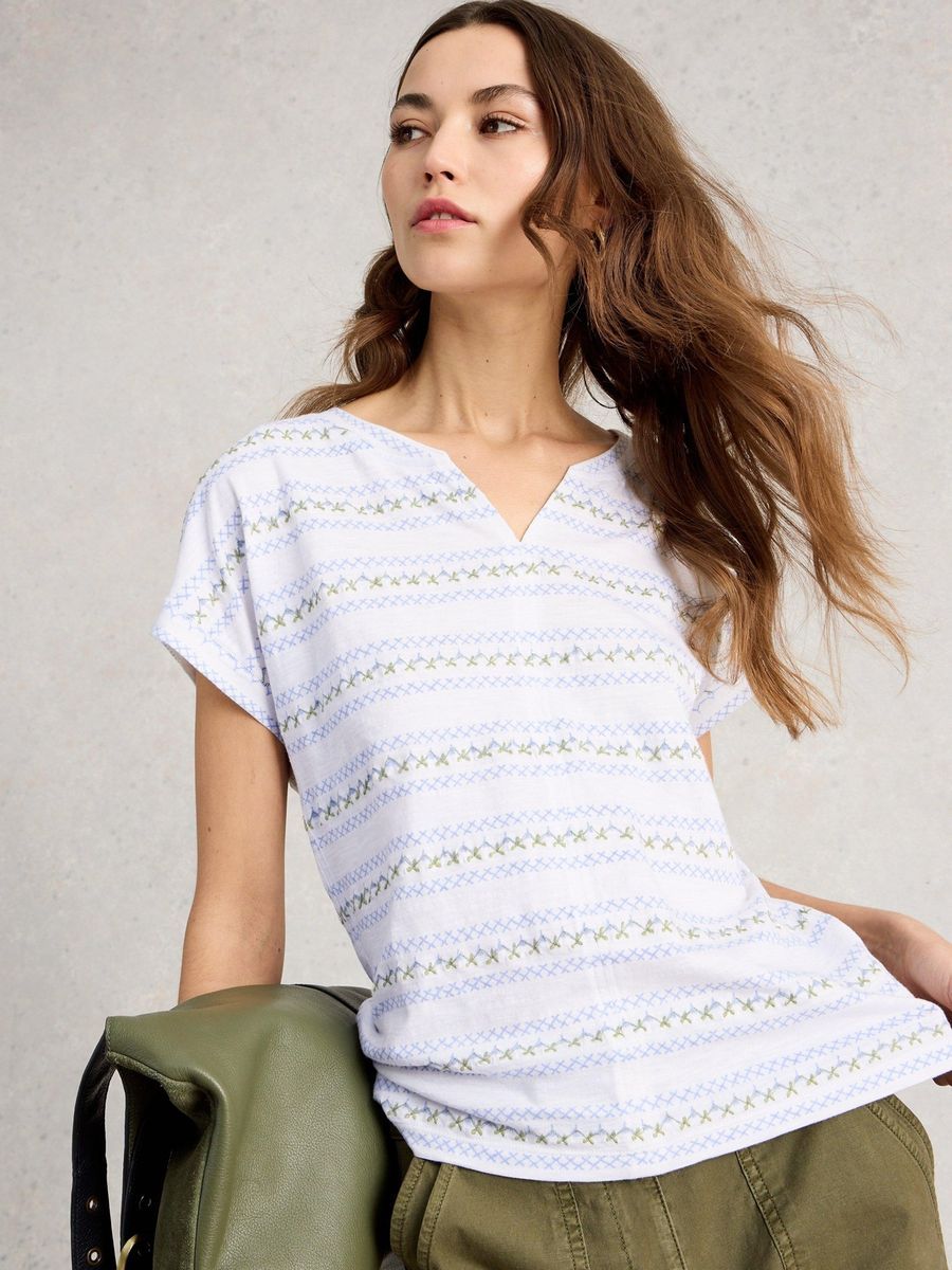 Besticktes Bio-Baumwoll-Shirt mit Kerbausschnitt