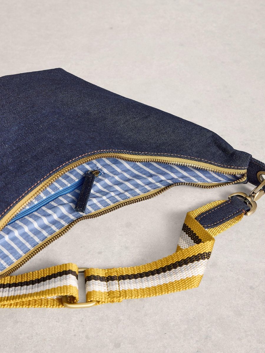Halbmond-Umhängetasche aus Denim