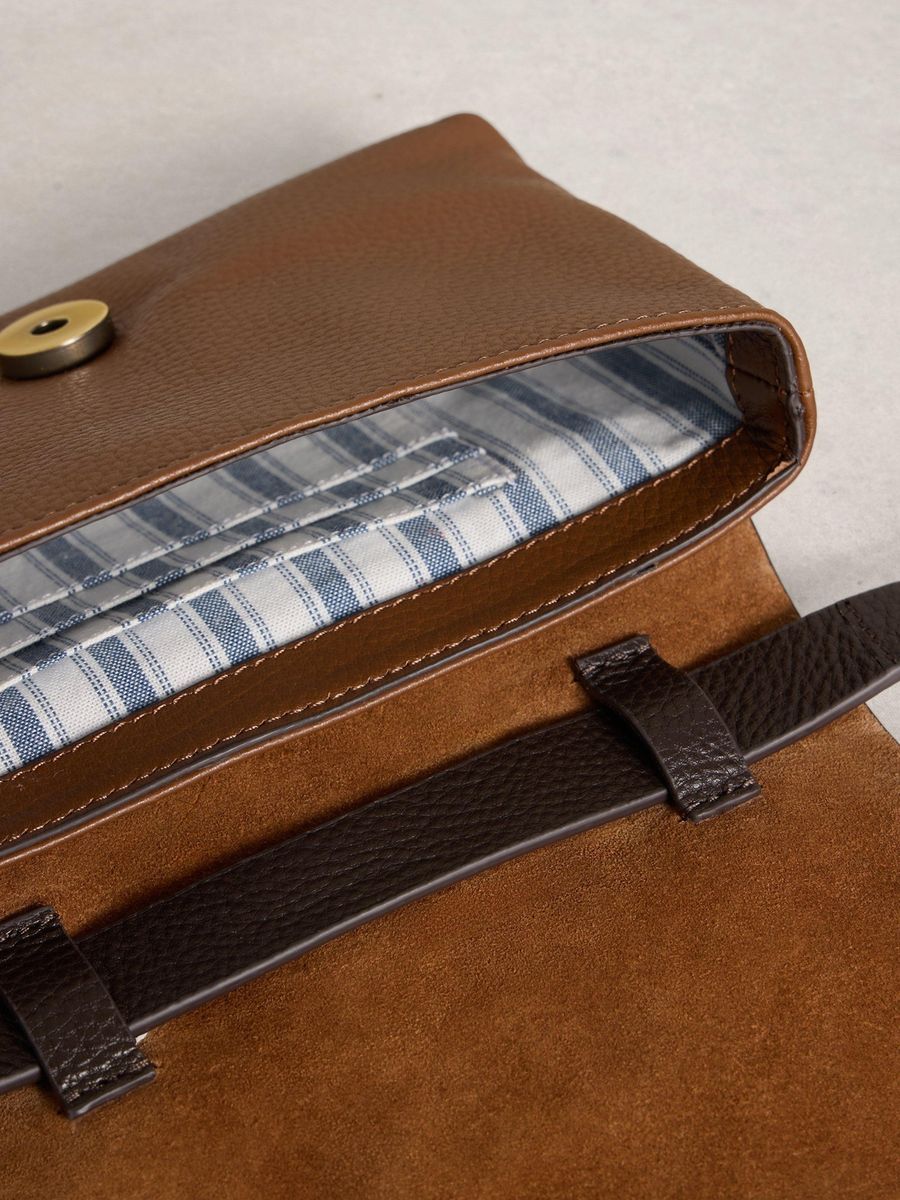Kleine nietenbesetzte wandelbare Gürteltasche