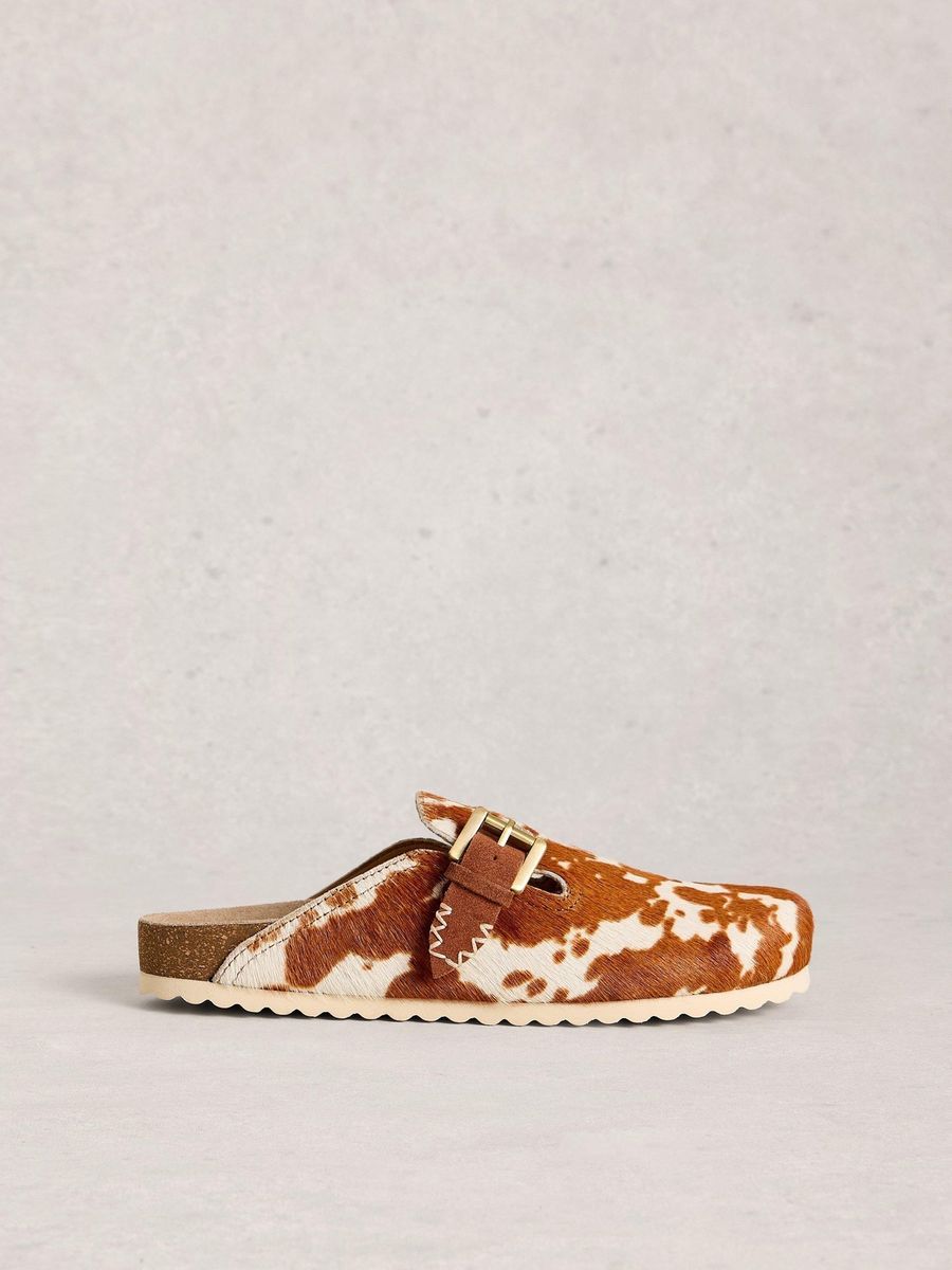 Clogs mit Kuhfell-Print und Schnalle