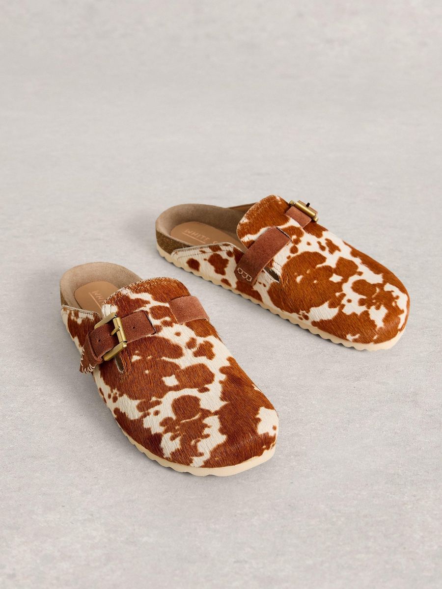 Clogs mit Kuhfell-Print und Schnalle