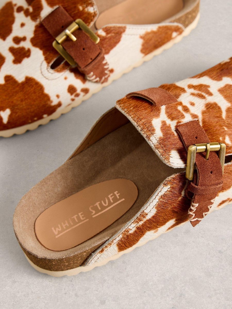 Clogs mit Kuhfell-Print und Schnalle