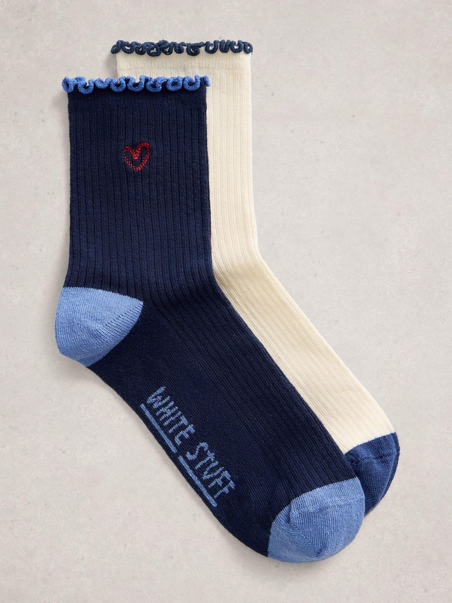 Bestickte Rippstricksocken mit Rüschen