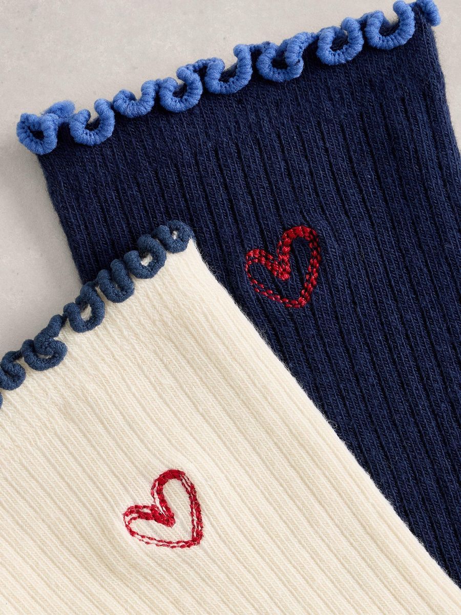 Bestickte Rippstricksocken mit Rüschen