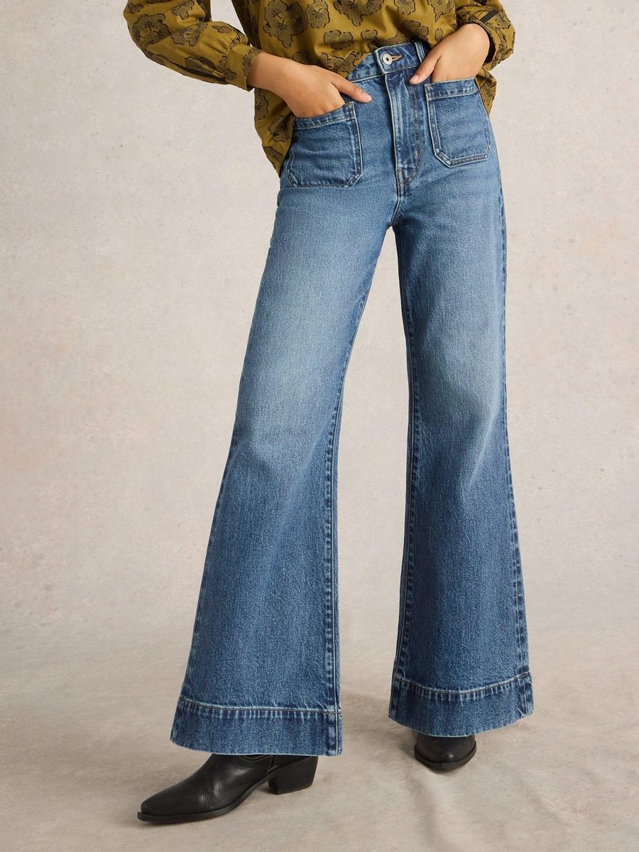Ausgestellte Jeans mit aufgesetzten Taschen